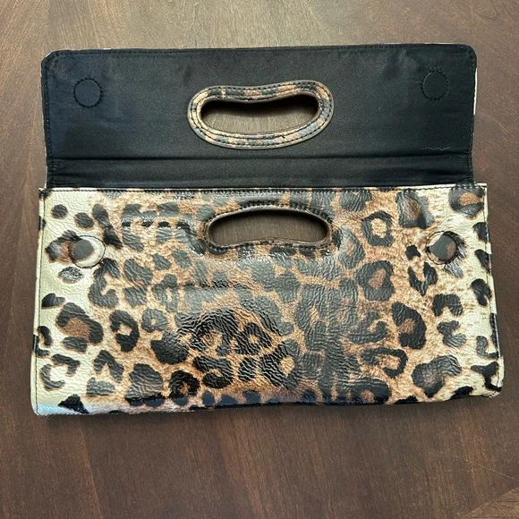 New with tags Le Chateau patent Leopard print Clutch - Picture 2 of 5